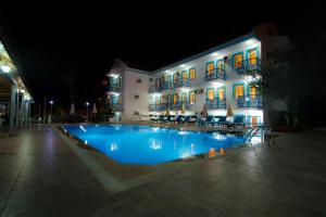 Bazén v ubytování Mavi Yaprak Hotel nebo v jeho okolí