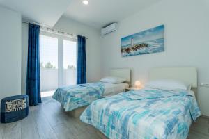 Un dormitorio con dos camas y una ventana en Villa Amaris, en Brodarica 43 fotos más