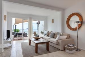 Posezení v ubytování Luxury Oceanfront Villa
