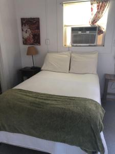 Tempat tidur dalam kamar di Dragonfly Cottage 1 of 5 listings downtown