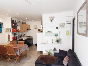 a living room with a couch and a table at LES VAGUES, plage et centre à pied, terrasse rez-de-ch, parking gratuit, lits faits, animal bienvenu in Berck-sur-Mer