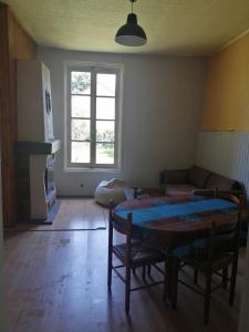 - un salon avec une table et un canapé dans l'établissement Le P tit Roy, à Villeneuve-sur-Allier