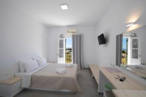 TV a/nebo společenská místnost v ubytování Hotel Galini Sifnos