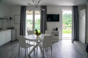 Televízia a/alebo spoločenská miestnosť v ubytovaní Residence Le Aromatiche