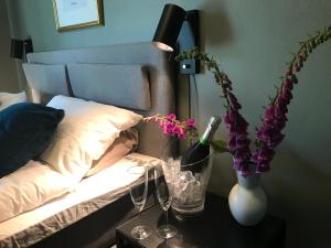 Letto o letti in una camera di Hasse på Sjökanten Hotell & Restaurang