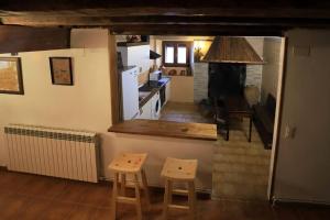 a small kitchen with two stools in a room at Piedra Andadera II in Soria