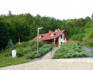 una casa con un montón de plantas delante de ella en Agroturystyka - AGRODOMEK, en Nozdrzec