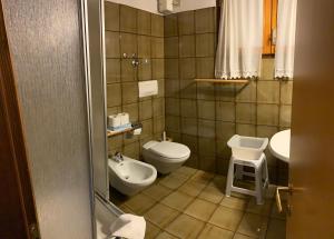 une salle de bain avec toilettes et bidet dans l'établissement Residence Trunka Lunka, à Cavalese 42 autres photos