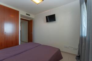 A television and/or entertainment centre at 1112 Mileni I - Apivend Immo