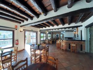 A restaurant or other place to eat at Hotel Apartamento Nueva Alcazaba