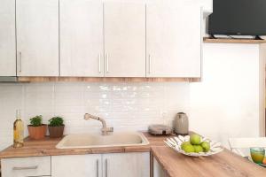 A kitchen or kitchenette at Elia Luxury Suite, Corfu Town