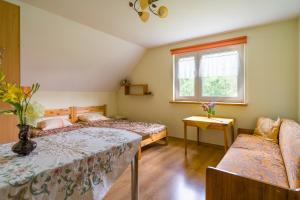 Giường trong phòng chung tại Wigierska Zagroda - agroturystyka