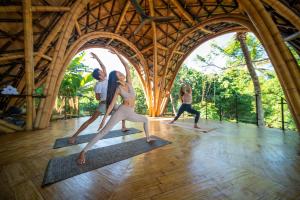 un gruppo di persone che fanno yoga in una stanza di Ulaman Eco Luxury Resort a Tabanan