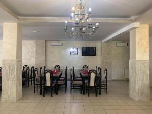 Un restaurante o sitio para comer en Pensiunea Doneli
