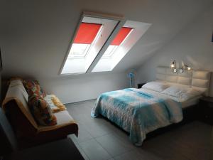 クリニツァ・モルスカにあるLaguna Bałtyckaのベッドルーム1室(ベッド1台、天窓2つ付)