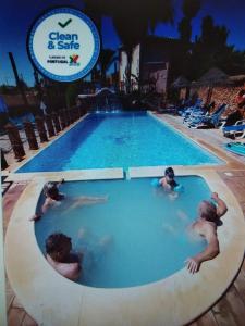 un grupo de personas nadando en una piscina en Villa Bora-Bora, en Pêra