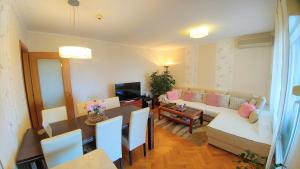Televízia a/alebo spoločenská miestnosť v ubytovaní Apartment Deluxe Sea View Split