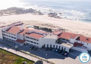 una vista aérea de un edificio situado junto a la playa en Hotel Santo Andre, en Póvoa de Varzim