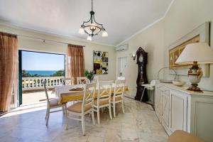 a dining room with a table and chairs at Forte São João Villas da Praia in Albufeira