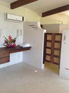 a living room with a sink and a counter in a room at Casa Flor de Mar in Zipolite