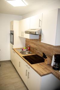 A kitchen or kitchenette at Erzgebirgsidyll Breitenbrunn - Waldhaus