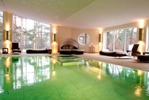 Der Swimmingpool an oder in der Nähe von Strandhotel Fischland