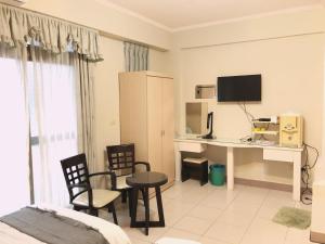 A television and/or entertainment centre at Chia Yun Homestay