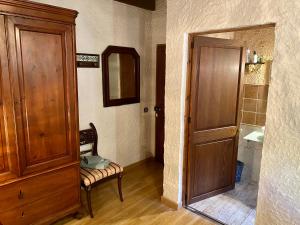 baño con puerta de madera y lavamanos en Finca Ses Fontanelles, en Andratx