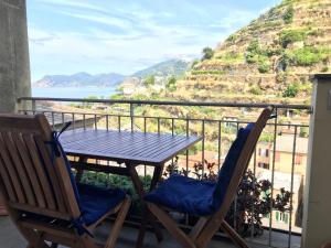 d'une table et de chaises sur un balcon avec vue. dans l'établissement Affittacamere San Giorgio, à Manarola
