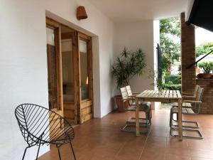 a patio with a table and chairs on a patio at Entre Pinos PB Beach Apartment in Torredembarra