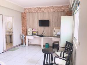 A television and/or entertainment centre at Chia Yun Homestay
