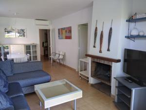 sala de estar con sofá y chimenea en Apartamento Playa, en S'Agaró