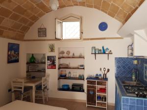 A kitchen or kitchenette at Monolocale Bianca