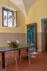 comedor con mesa, sillas y ventana en RESIDENZA LE CICOGNE en Pistoia