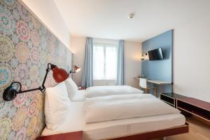 En eller flere senger på et rom på Bären Self Check-in Hotel