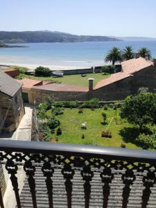 - Balcón con vistas al jardín en CASA OROSITA, en Finisterre