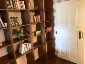 Knihovna v apartmánu