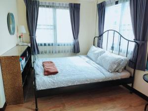 Ein Bett oder Betten in einem Zimmer der Unterkunft The Cube Sathorn Boutique Hotel เดอะ คิวบ์ สาทร บูติค โฮเทล Near BTS Surasak