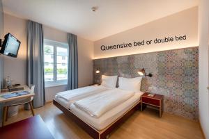 Postel nebo postele na pokoji v ubytování Bären Self Check-in Hotel + 37 fotografií