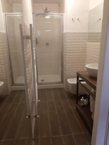 W łazience znajduje się prysznic i umywalka. w obiekcie Cinque Terre Step w mieście La Spezia