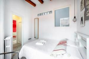 Un pat sau paturi într-o cameră la En Las Nubes de Madrid Ático en Calle Fuencarral FNC22A1
