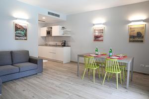 een woonkamer met een tafel en stoelen en een bank bij House & Pool in Mergozzo