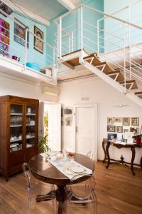 une salle à manger avec une table et un escalier dans l'établissement Giu al Mulino, à Pontecagnano