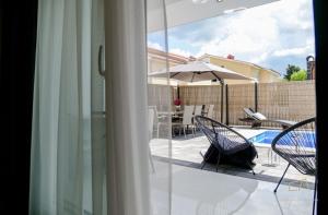 Bazén v ubytování Luxury Villa MetraMaris1 nebo v jeho okolí
