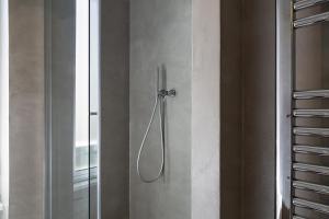 prysznic w łazience ze szklanymi drzwiami w obiekcie Suite Blu a Genova by Wonderful Italy w Genui +16 zdjęć