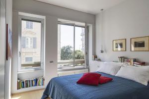 sypialnia z łóżkiem z 2 czerwonymi poduszkami w obiekcie Suite Blu a Genova by Wonderful Italy w Genui