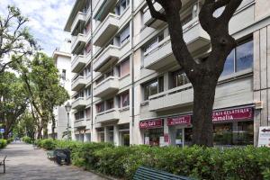 Biały budynek z drzewem przed nim w obiekcie Suite Blu a Genova by Wonderful Italy w Genui