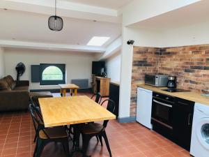 Una cocina y una sala de estar con una mesa y un sofá. en DOLCE VITA, en Carcassonne