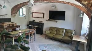 - un salon avec un canapé et une table dans l'établissement PocoBurro Ca' d'arte, à Montaldo Roero
