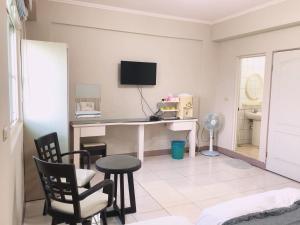 A television and/or entertainment centre at Chia Yun Homestay